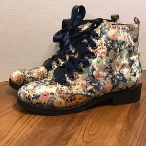 Dirty Laundry Brand Size 9 boots
Brand new w/o box